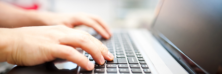 Hænder skriver på et tastatur
