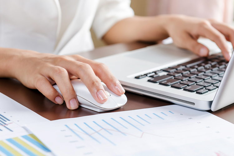 Medarbejder bruger computer og mus