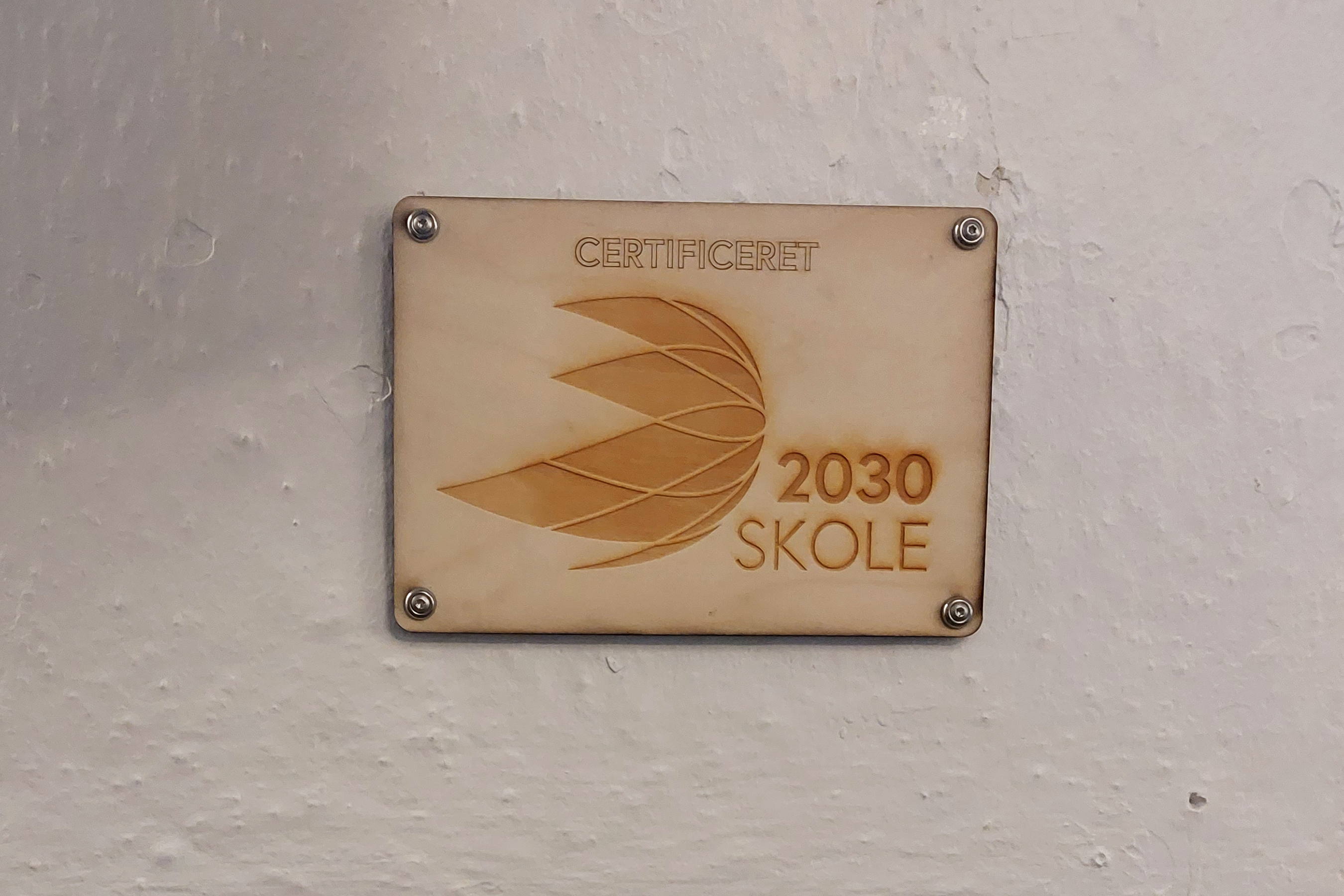 Væg-planche med 2030 SKOLE-certifikat. Københavns VUC
