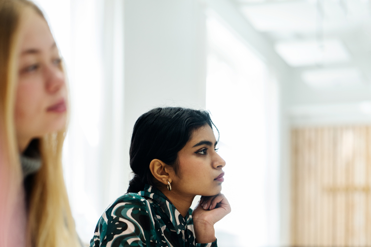 Kvindelig Kursist Sidder Til Undervisning (2)