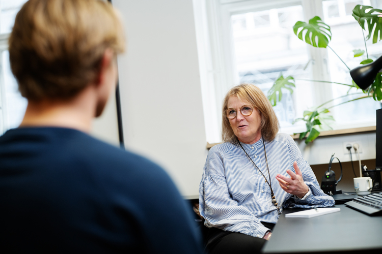 Mandlig Og Kvindelig Kursist Drikker Kaffe Paa Gangen